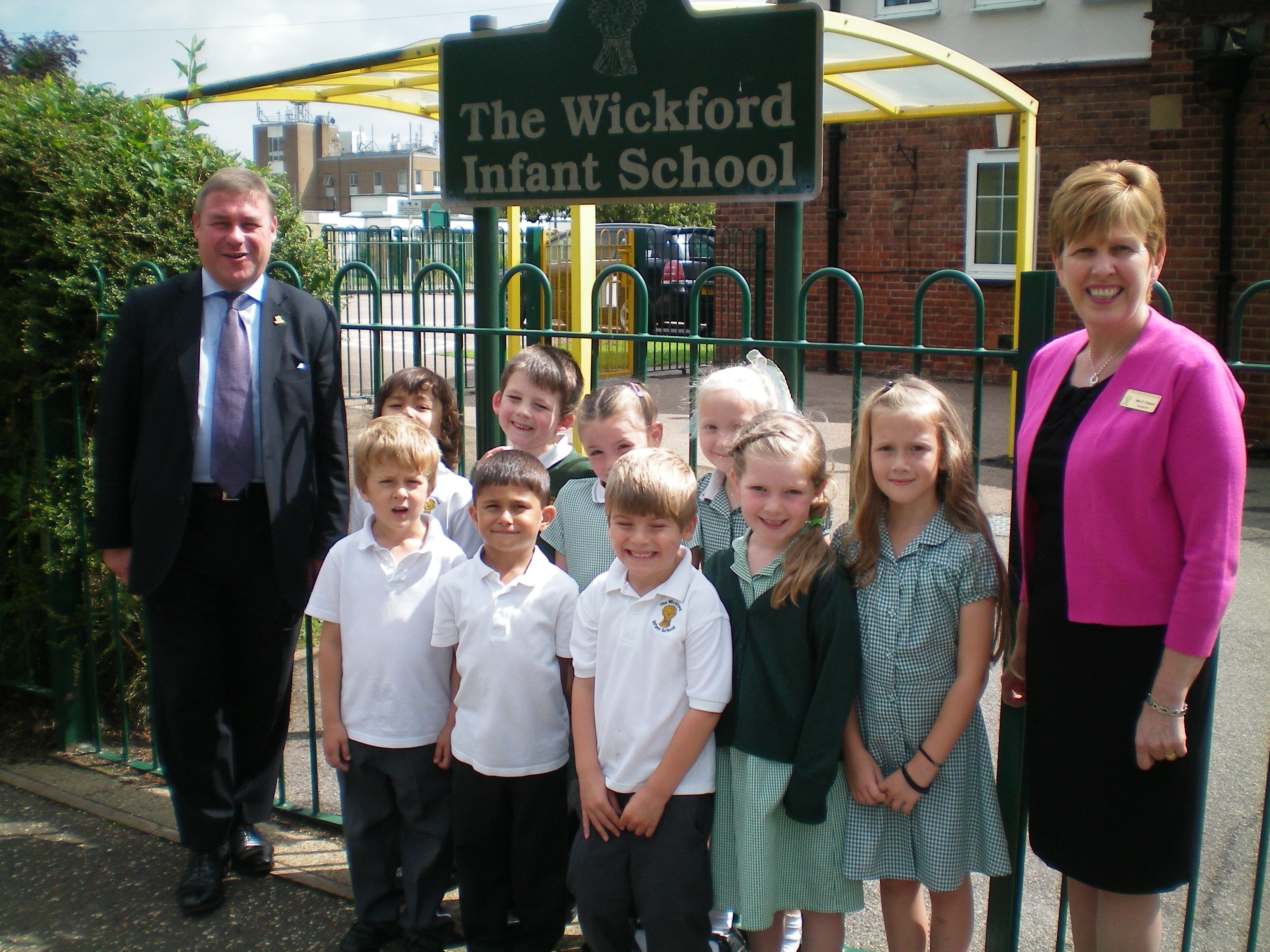 MP visits Wickford Infants to complete tour of Wickford schools Mark