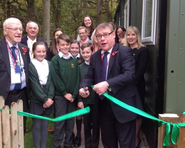 Rayleigh and Wickford MP Mark Francois cutting the ribbon to open the new “Jelly Beans” pre-school at Hockley Primary School.